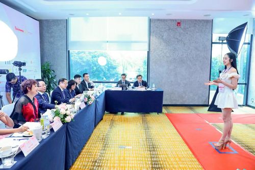 Phòng phỏng vấn kín ở cuộc thi Hoa hậu Việt Nam là cơ hội để thí sinh khoe tài năng, giới thiệu sâu về bản thân, cho thấy khát khao cống hiến ở cuộc thi sắc đẹp danh giá.