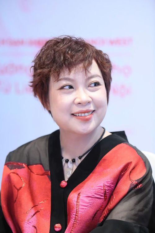 Đạo diễn phim Mưa đỏ - NSƯT Đặng Thái Huyền - lần đầu ngồi ghế giám khảo ở Hoa hậu Việt Nam. "Tôi mong gặp những cô gái có cá tính. Vẻ đẹp là điều đầu tiên thu hút ánh nhìn, nhưng điều khiến người khác nhớ lâu lại là cách họ suy nghĩ, ứng xử và đối diện với thử thách", nữ đạo diễn nói.
