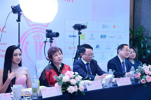 Ban giám khảo đặt nhiều câu hỏi để thí sinh thể hiện cá tính, sự hiểu biết.