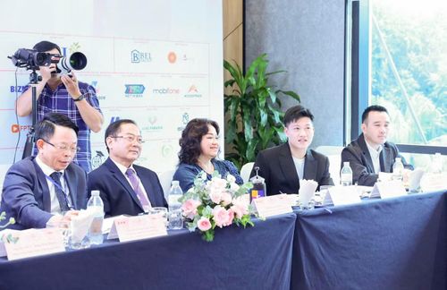 Đại diện ban tổ chức cũng dành nhiều lời khuyên cho các cô gái, nhắn nhủ thí sinh hãy là chính mình, chinh phục giám khảo bằng sự chân thành.