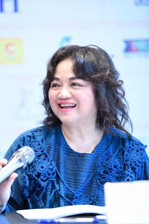 Họa sĩ, ca sĩ Minh Châu am hiểu sâu rộng về nghệ thuật, dành cho thí sinh những lời khuyên trong phần khoe tài năng.