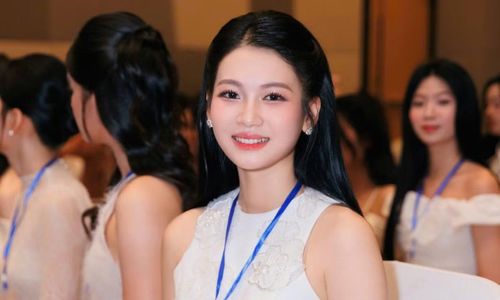 Phạm Thu Anh có nhiều tài lẻ như hát then, vừa đàn guitar vừa hát, đánh đàn tính.