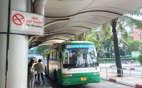 Không chỉ dừng lại ở các biển cấm tĩnh, các bến xe cần phát loa phát thanh định kỳ, trình chiếu video ngắn về tác hại của khói thuốc lá thụ động tại các màn hình lớn