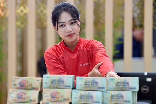 Lãi suất huy động đang ở mức hấp dẫn với người gửi tiền. Ảnh: Nam Khánh