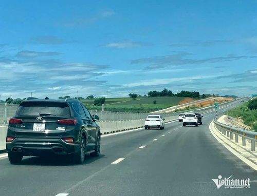 Tình trạng xe đi làn bên trái di chuyển với tốc độ chậm hơn làn bên phải xảy ra khá phổ biến trên nhiều tuyến cao tốc ở Việt Nam. Ảnh: Hoàng Hiệp