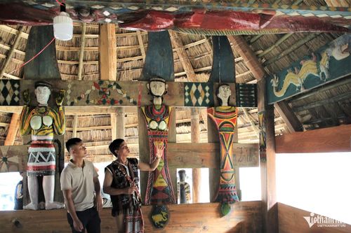 Già làng Hồ Văn Mới giới thiệu những hình chạm và hoa văn bên trong nhà gươl.
