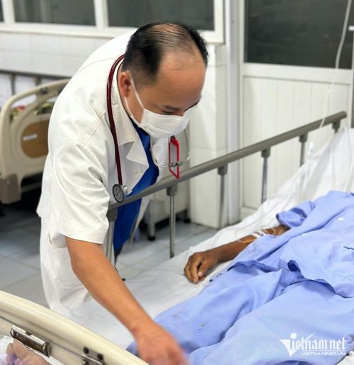 TS.BS Tạ Quang Thành thăm khám cho bệnh nhân. Ảnh: Hải Anh