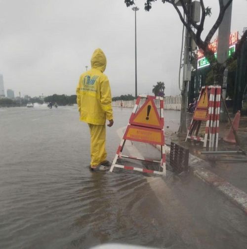 Mưa lớn gây ngập nước tại đường Lê Đức Thọ, phường Từ Liêm. Ảnh: T. Dương.