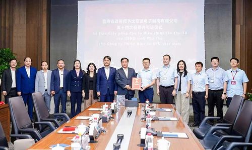 Chủ tịch Ủy ban nhân dân tỉnh Phú Thọ Trần Duy Đông trao giấy chứng nhận đầu tư cho Công ty trách nhiệm hữu hạn Điện tử BYD (Việt Nam).