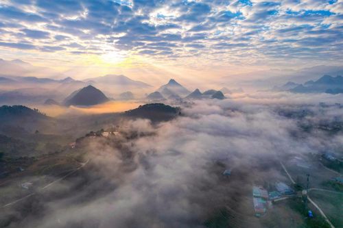 Tham gia hành trình "Bước chân trên mây", du khách có cơ hội trải nghiệm những cánh rừng nguyên sinh, những triền núi hùng vĩ, thác nước, suối tự nhiên và các bản làng của đồng bào dân tộc Mông, Dao, Hà Nhì...