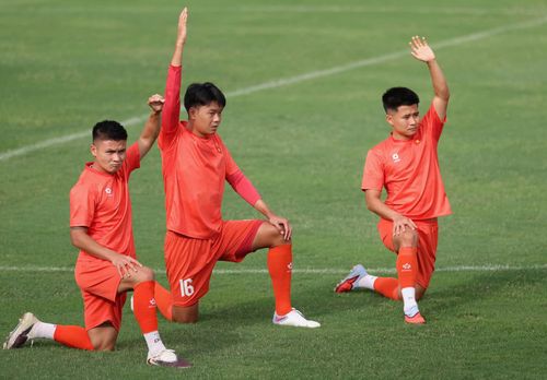 Trên sân nhà, Quang Hải và các đồng đội hướng tới chiến thắng trước Singapore.