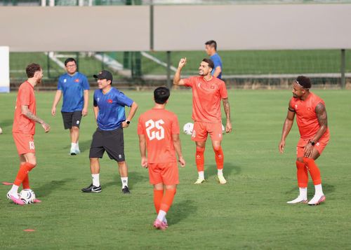 Bầu không khí rất thoải mái trong buổi tập của tuyển Việt Nam.