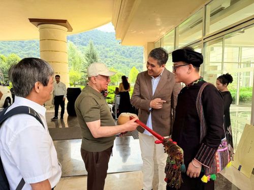 NSND Bùi Công Duy chia sẻ về đàn Tính cho Bộ trưởng Tình trạng khẩn cấp Azerbaijan.