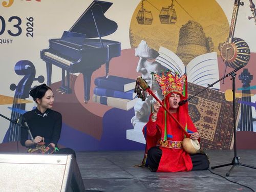 Hát Then - Di sản văn hóa phi vật thể của nhân loại được UNESCO công nhận do nghệ nhân Chu Hồng Phương (Lào Cai) biểu diễn gây chú ý.