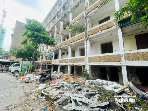 Tòa chung cư C5 hiện đã cơ bản hoàn tất việc di dời các hộ dân. Ảnh: Quang An