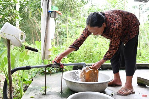 Hiện tại, bà Hiếu vẫn phải quay trở lại giải pháp tạm thời là đi xin nước từ người thân.