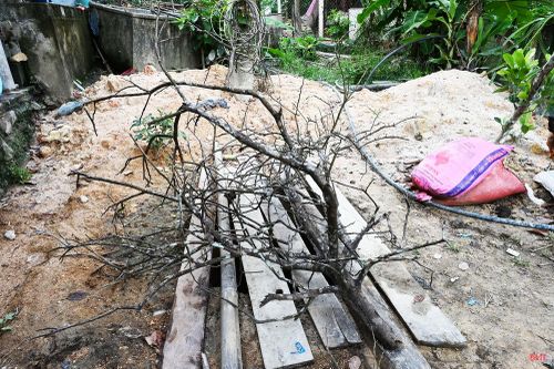Đến nay, các công trình tìm mạch nước ngầm của gia đình bà Hiếu vẫn đành bỏ dở.