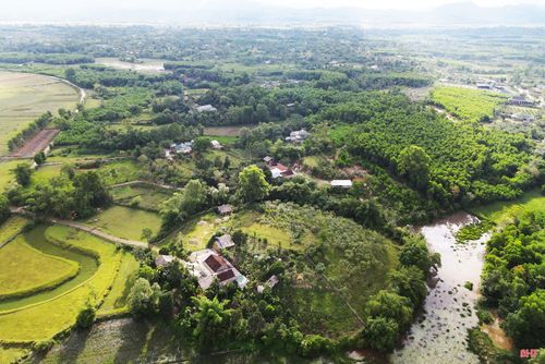 Toàn xã Hà Linh hiện có khoảng 100 hộ dân trong tình trạng thiếu nước sinh hoạt. Trong đó có hơn 10 hộ tại thôn Hương Thu thiếu nước trầm trọng.