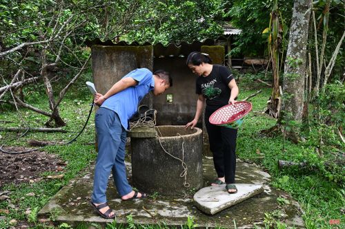 Gần 2 tháng nay, giếng nước của gia đình chị Phạm Ngọc Ánh (thôn Hương Thu) cạn nước, không đáp ứng được nhu cầu sinh hoạt hằng ngày.