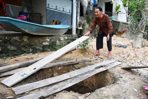 Nhiều hộ gia đình cũng đã chủ động tìm kiếm nguồn nước mới bằng cách đào giếng tại nhiều vị trí. Tuy nhiên, hầu hết không có kết quả như mong muốn.