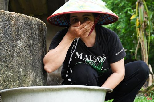 Thậm chí, nước giếng có mùi lạ, hôi, không thể sử dụng trong sinh hoạt mà chỉ đủ phục vụ sản xuất trong vài ngày.