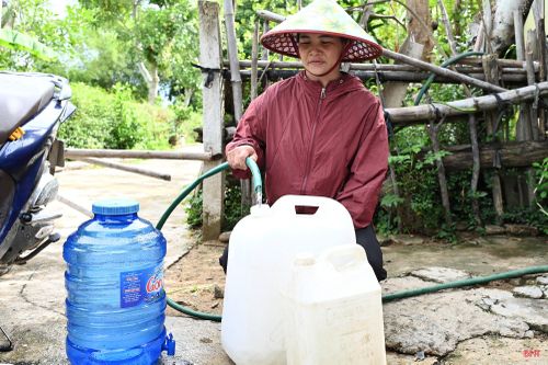 Khi nguồn nước tại gia đình không còn đủ sử dụng, mỗi ngày, chị Ánh phải đến các thôn lân cận để xin và chở nước về.