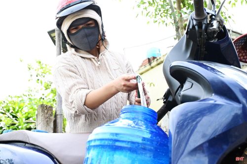 Khi những nguồn nước ngầm tại nhà dần cạn kiệt, việc chia sẻ nguồn nước giữa các gia đình trở thành giải pháp trước mắt giúp vượt qua tình cảnh thiếu nước.