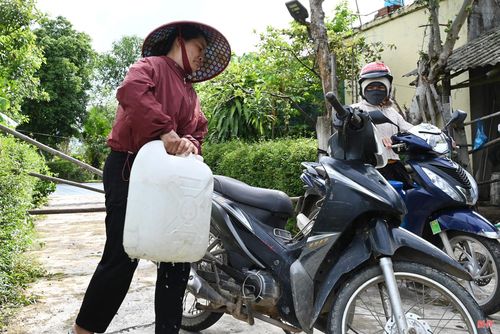 Chị Ánh chia sẻ: "Để đảm bảo nước cho sinh hoạt gia đình, chăn nuôi và các nhu cầu thiết yếu, chúng tôi phải đi khoảng 10 chuyến mỗi ngày, mỗi chuyến chở 2 can nước".