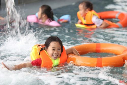 Bể bơi trở thành địa điểm lý tưởng cho trẻ em vui chơi và trang bị các kỹ năng bơi lội.