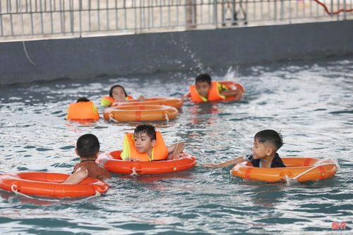 Bể bơi trở thành nơi vui chơi lý thú cho trẻ em ở xã Thạch Lạc và các địa phương lân cận trong những ngày hè.