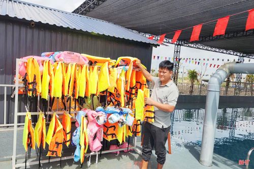 Với anh Nguyễn Thành Chung, mở bể bơi không chỉ kinh doanh dịch vụ mà còn là sân chơi để các em nhỏ vui chơi trong ngày hè.