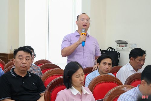 Phó Chủ tịch UBND xã Đồng Tiến Nguyễn Đức Công phát biểu tại hội nghị.