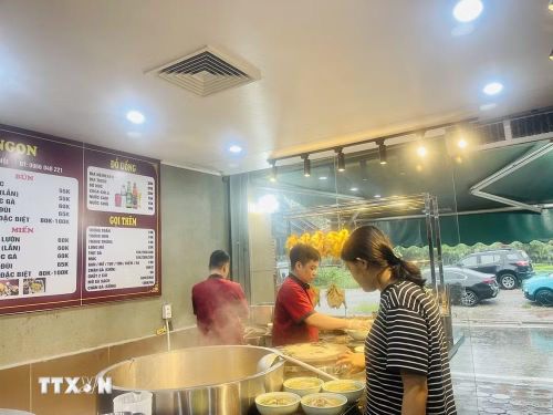 Các nhân viên quán chuẩn bị phở gà phục vụ khách tại Khu đô thị Linh Đàm, Hà Nội. (Ảnh: Tuyết Mai/TTXVN)