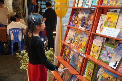 Gian hàng sách thiếu nhi tại Đường sách TP Hồ Chí Minh.