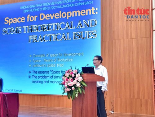 GS.TS Hồ Sĩ Quý trình bày tham luận tại hội thảo.
