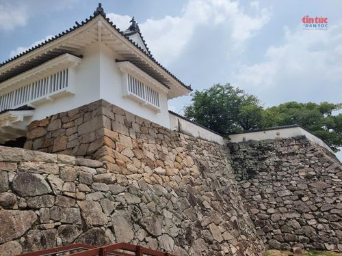 Tường thành kiên cố của vọng gác gần lâu đài.
