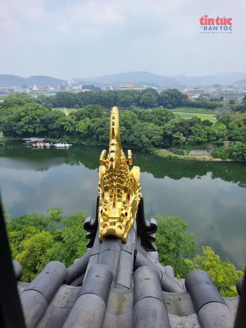 Từ trên tầng cao của lâu đài nhìn sang được Korakuen Garden. Theo hướng dẫn viên, khu vườn Korakuen đẹp nhất vào mùa thu với nhiều cây lá ngả sang màu vàng.