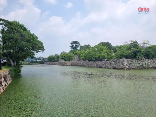 Khu vực tường hào bao quanh lâu đài "Quạ đen".