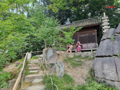 Một ngôi đền trong khu vườn cũng là nơi nghỉ chân với nhiều du khách.