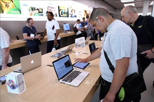 Hình ảnh người dùng trải nghiệm các thiết bị điện tử. Ảnh minh họa: AFP/ TTXVN (không được phép khai thác, sử dụng bởi bên thứ ba)