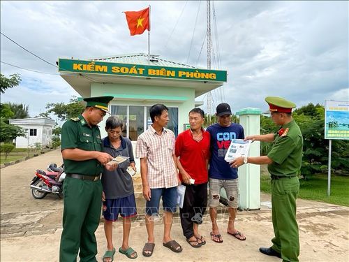 Lực lượng chức năng tuyên truyền lưu động ngay tại Trạm kiểm soát Biên phòng, giúp ngư dân nâng cao nhận thức và chung tay giữ gìn an ninh trật tự trên biển. Ảnh: Trọng Nguyễn/TTXVN phát