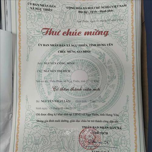 Thư chúc mừng của UBND xã Ngự Thiên gửi tới gia đình công dân sau khi sinh con. Ảnh TTXVN phát