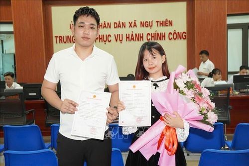 Niềm vui của công dân khi nhận đăng ký kết hôn tại Trung tâm Phục vụ hành chính công xã Ngự Thiên. Ảnh: TTXVN phát