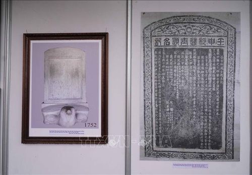 Triển lãm trưng bày hình ảnh bia và bản dập bia đề danh Tiến sĩ khoa thi Hội năm Nhâm Thân niên hiệu Cảnh Hưng thứ 13 (1752), khắc tên Lê Quý Đôn, hiện lưu tại Văn Miếu - Quốc Tử Giám (Hà Nội). Ảnh: Nguyễn Công Hải/TTXVN