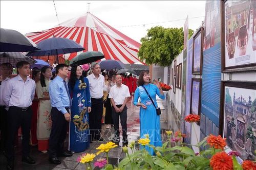 Các đại biểu và đông đảo các tầng lớp nhân dân nghe giới thiệu về Danh nhân văn hóa Lê Quý Đôn tại triển lãm. Ảnh: Nguyễn Công Hải/TTXVN