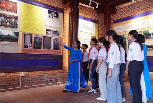 Cô, trò trường THCS Hồng An, xã Lê Quý Đôn tìm hiểu cuộc đời, sự nghiệp, di sản của Danh nhân văn hóa Lê Quý Đôn. Ảnh: Nguyễn Công Hải/TTXVN