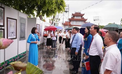 Các đại biểu và đông đảo người dân nghe giới thiệu về Danh nhân văn hóa Lê Quý Đôn tại triển lãm. Ảnh: Nguyễn Công Hải/TTXVN