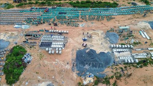Công nhân tập trung thi công các hạng mục trên đại công trường Nghĩa trang liệt sĩ Đồi 82.