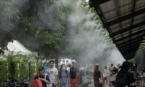 Người dân tránh nóng bên hệ thống phun sương trong công viên ở Seoul, Hàn Quốc, ngày 17/7/2026. Ảnh: THX/TTXVN phát