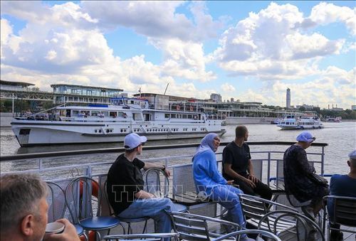 Du khách trải nghiệm du lịch đường sông Moskva.